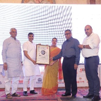 Educational institutions and teachers who made outstanding contributions were honored with the Education Excellence Award 2025 by Dainik Bhaskar and LPS Bossard.