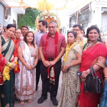 A Kalash Yatra was taken out on the occasion of the 15th Ganesh Festival by the Vishwa Maitri Mission Mahila Mandal.